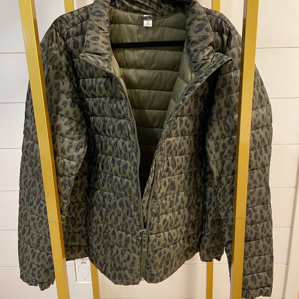 Green Leopard Print Jacket size extra large tall. NEW.